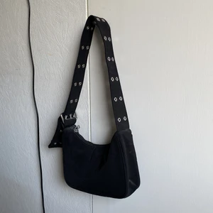 Svart väska  - En jättefin väska som jag säljer pga att den inte kommer till användning. Bara använd ett fåtal gånger 🖤 frakten ingår i priset