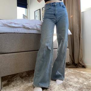 Superfina jeans från weekday i modellen Ace, de är högmidjade och vida i benen. Storlek 24/32. Byxorna är i fint skick och är använda ett fåtal gånger, säljer då de inte kommer till användning längre.  Ursprungspris: 500