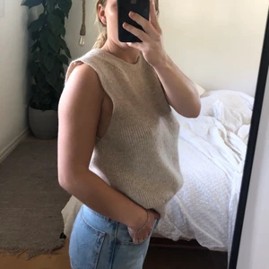 Väst - Beige väst från Only, mycket sparsamt använd🤎 kan även passa någon med strl S beroende på önskad passform!