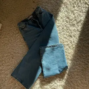 Ett par blåa jeans från Cubus i bra skick har bara använt dom      en gång men har provat dom några gånger, jag tycker dom är för korta för mig som är runt 150.