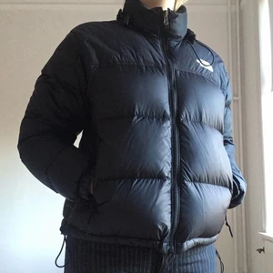 The North Face Nuptse - Säljer den klassiska vinterjackan The North Face Nuptse, svart, i damstorlek medium. Jag brukar ha både S och M i jackor. Den är i ett väldigt fint begangnat skick, bortsett från ett pyttelitet hål i slutet av ena ärmen (bild 3) därav det lite lägre utropspriset, men egentligen varken syns eller märks hålet när man har på sig den ❤️ Köparen betalar frakten.