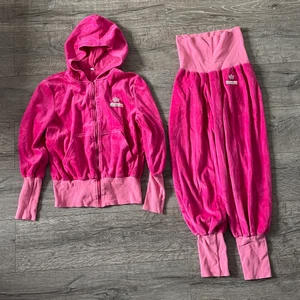 Mysigaste settet från Sobea ❤️ Yoga - Säljer ett otroligt mysigt sett från Sobea i storlek S. Ceriserosa med rosa muddar. Långa hörliga muddar som går att vika upp ❤️ Lite tvättpåverkat, noppriga muddar.Nypris över 1000kr säljes billigt då jag behöver rensa här hemma 🌸