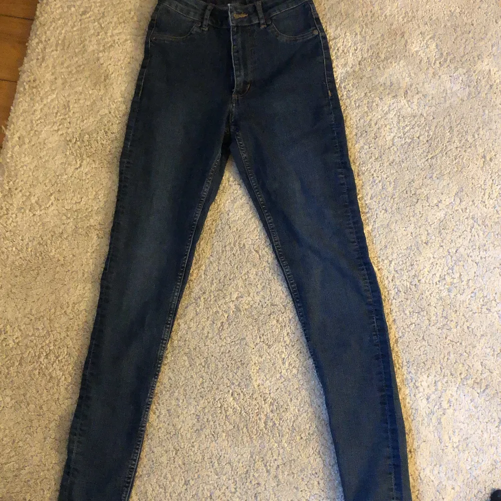 Säljer min gammla skinny jeans. Har aldrig använt och säljer för 49. Jeans & Byxor.