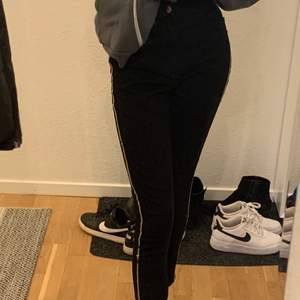 Svara jeans med guldiga detaljer i storlek 38 ifrån zara ❤️ har aldrig använt dem men de är super fina 😍 köpte dem för 359 kr i butik🤍 men säljer dem för 150 kr de är i super bra skick 🤎