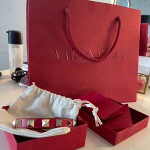 Valentino armband - Säljer detta valentino armband i fint skick . Lite uttöjt på hål 3 som man ser på bilden 🥰