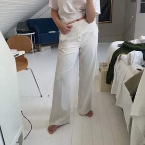 Asfina vita kostymbyxor från Zara. De står att det är large men tycker att medium är mer rimligt, man kan både ha dom uppe och vika ner kanten så att de blir lite lågmidjade. Säljer pga har två andra 💕💕💕