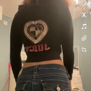  Juicy couture kofta - OSERIÖS KÖPARE SÅ DEN FINNS KVAR❗️Säljer en super söt juicy couture kofta säljer pga lite för liten. Kan mötas upp i Sthlm eller postas buda!🥰