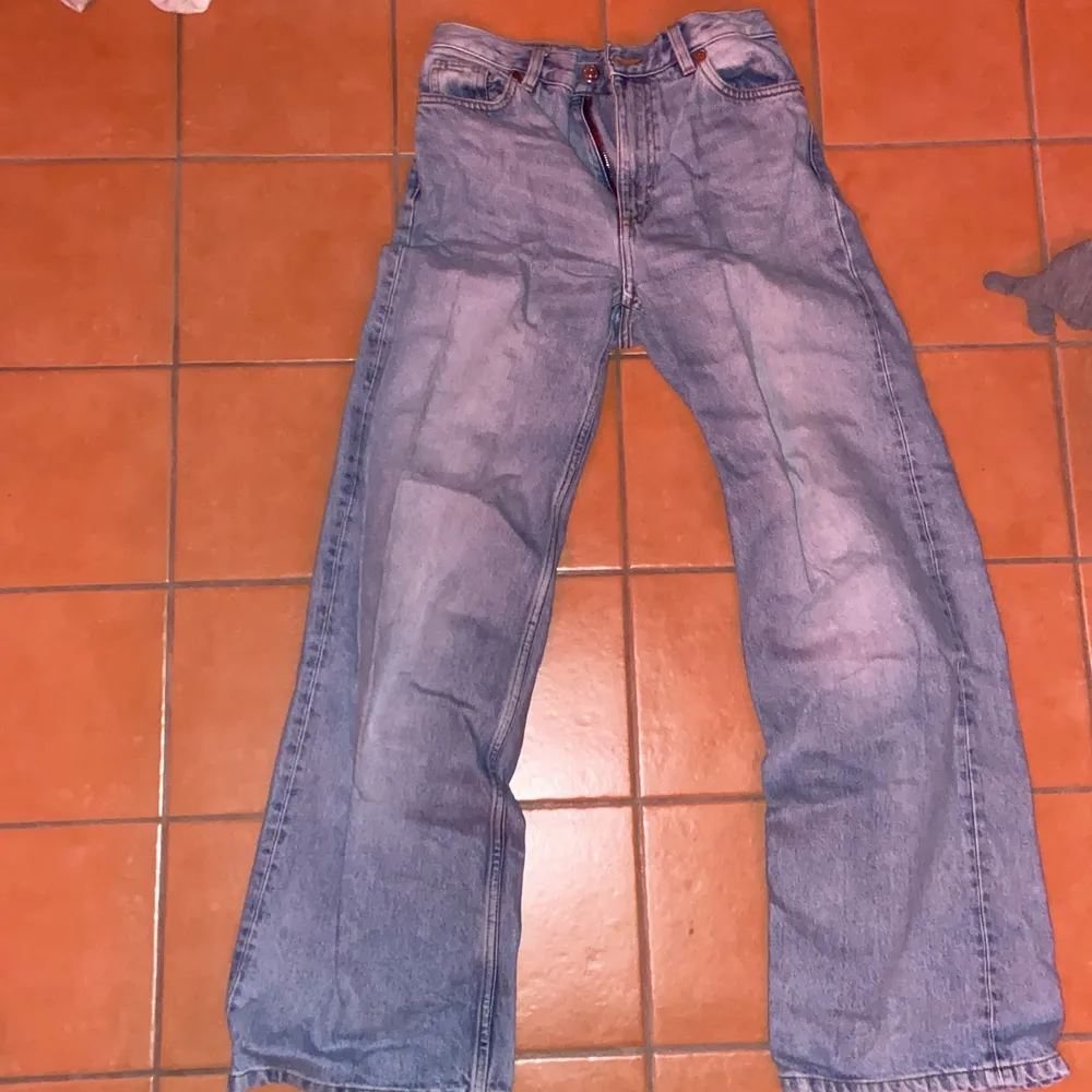 Blåa snygga oanvända jeans köpta på monki. Säljs då jag har ett par exakt likadana och tänkte att någon kanske skulle vilja ha domma. Frakt tillkommer(:. Jeans & Byxor.