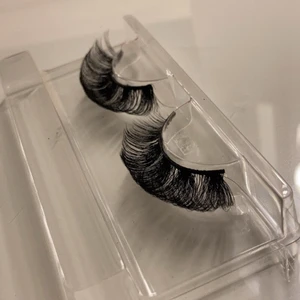 Lösögonfransar - Fina fransar i form av fransförlängning som bara ligger i min låda och aldrig används. Betalning sker via Swish och frakt tillkommer! 🤍