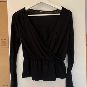 Svart topp Bik bok - Svart topp från Bik bok, fläckar finns.