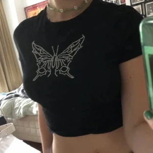 , rhinestone croppad tröja - croppad tshirt i nytt skick , strl S.