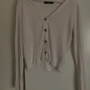 vit tröja - vit tröja/kofta från bikbok, jätteskönt lent material, knappar fram till💗