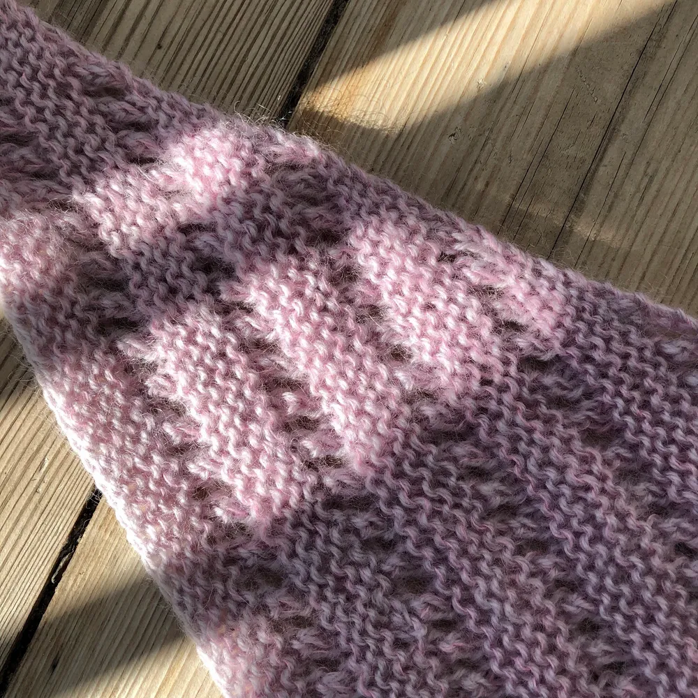 Lavender scarf knitted by me // 100% wool in lavender mixed with pink mohair // Can be used around the neck or in the hair. Stickat.