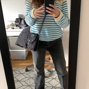 Stella McCartney liknande väska - Intressekontroll på denna fina väska som LIKNAR stella McCartney väskan väldigt mycket, super trendig och jag vill kolla vad jag kan få för den, kommer släppa om det är ett bra bud. Frakt tillkommer men kan även mötas upp i Stockholmsområdet, skriv för frågor osv! Kram❤️ KOMMER EJ KUNNA POSTA INNAN MÅNDAG 18/10