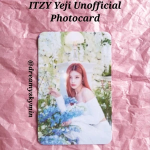 ITZY Yeji Unofficial Photocard - Unofficial Photocard på Yeji från ITZY. Gratis frakt och freebies ingår i köpet. Kostar bara 50 KR. Kontakta mig om du är sugen på att köpa.