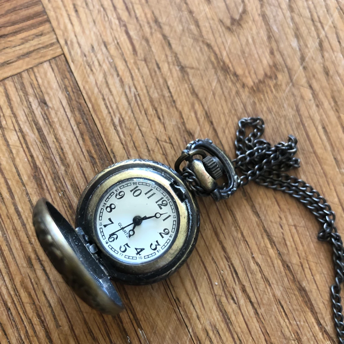 Jätte fint klock halsband 