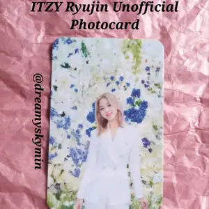 Unofficial Photocard på Ryujin från ITZY. Gratis frakt och freebies ingår i köpet. Kostar bara 50 KR. Kontakta mig om du är sugen på att köpa.