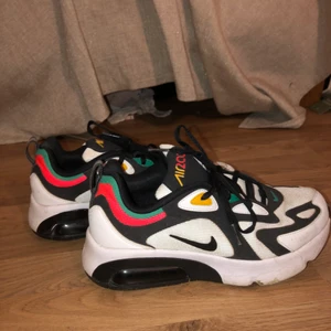 Nike Airmax 200 - Tänkte sälja mina fina nikes pga att dom har blivit för små 😭 storleken på skorna är 38. 