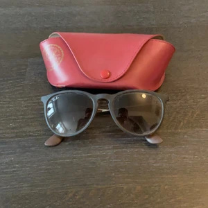 Ray Ban solglasögon  - Ray Ban solglasögon i modellen Clara. Köpta i Sturegallerian i Stockholm. Något lösa i bågarna men går enkelt att skruva åt hos en optiker. 