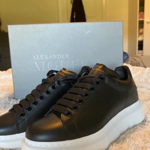 Alexander Mqueens  - Säljer mina helt oanvända mqueens (endast provade) pga att jag ej använder dem. Hur fina som helst som sagt helt nya inköpta från Mytheresas hemsida förra året, originalbox tillkommer. Storlek 41