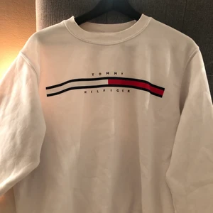 tommy hilfiger hoodie  - säljer min tommy hilfiger hoodie i bra skick då den inte andvänds av mig längre,den är i storlek M men jag som bär storlek S kan ha den utan problem🤩🥰