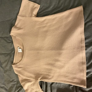 Beige T-shirt  - Ser väldigt nopprig ut på bilden vilket den egentligen inte är, skönaste T-shirten jag någonsin haft på mig men tyvärr använder jag den inte längre