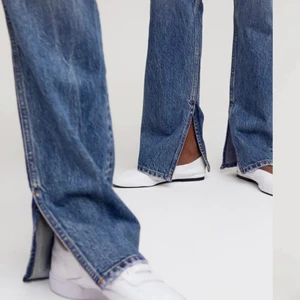Jeans med slits  - Säljer ett par jeans från Gina tricot, säljer de på grund av ingen användning. De är i bra skick endast använda en gång. Skriv för mer bilder. Köptes för 599<3