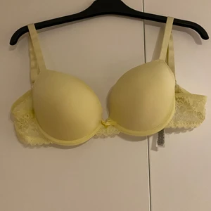 Oanvänd BH - En gul bh som aldrig är använd eller ens testad. Den har spets på kanterna och en liten rosett i mitten. Skriv om ni har frågor/ Lina
