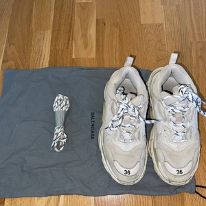 Balenciaga - (ÄKTA) Ett par balenciaga triple s i storleken 36, dem är i ett använt men också väldigt fint skick! Skriv för med info eller fler bilder.💜
