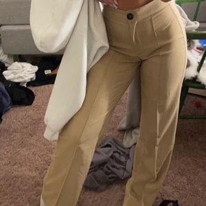 Byxor från zalando - Jätte snygga byxor från zalando som jag använt max 3gånger. Beige färg strl 34
