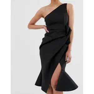 Elegant och chic svart klänning, slutsåld på ASOS , köpte för 600 kr, änvänd en gång, ser som ny ut, rensar min garderob🤗 Jag kan skicka flera bilder om ni önskas