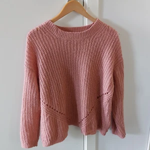 Stickad tröja - Stickad gammelrosa tröja från Lager 157. Den är i ett skönt stickat material som inte sticks eller kliar! Den är i storlek S men passar lätt till M.