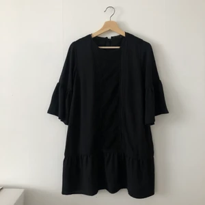 Svart klänning - Storlek 36. Från Åhléns. Spetsdetaljer på framsida och finakmappdetaljer på baksida. Skick: använt.