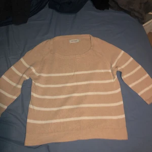 Stickad tröja - En fin rosa stickad tröja, den är kort i ärmarna. Den kliar absolut inte. Pris kan diskuteras.