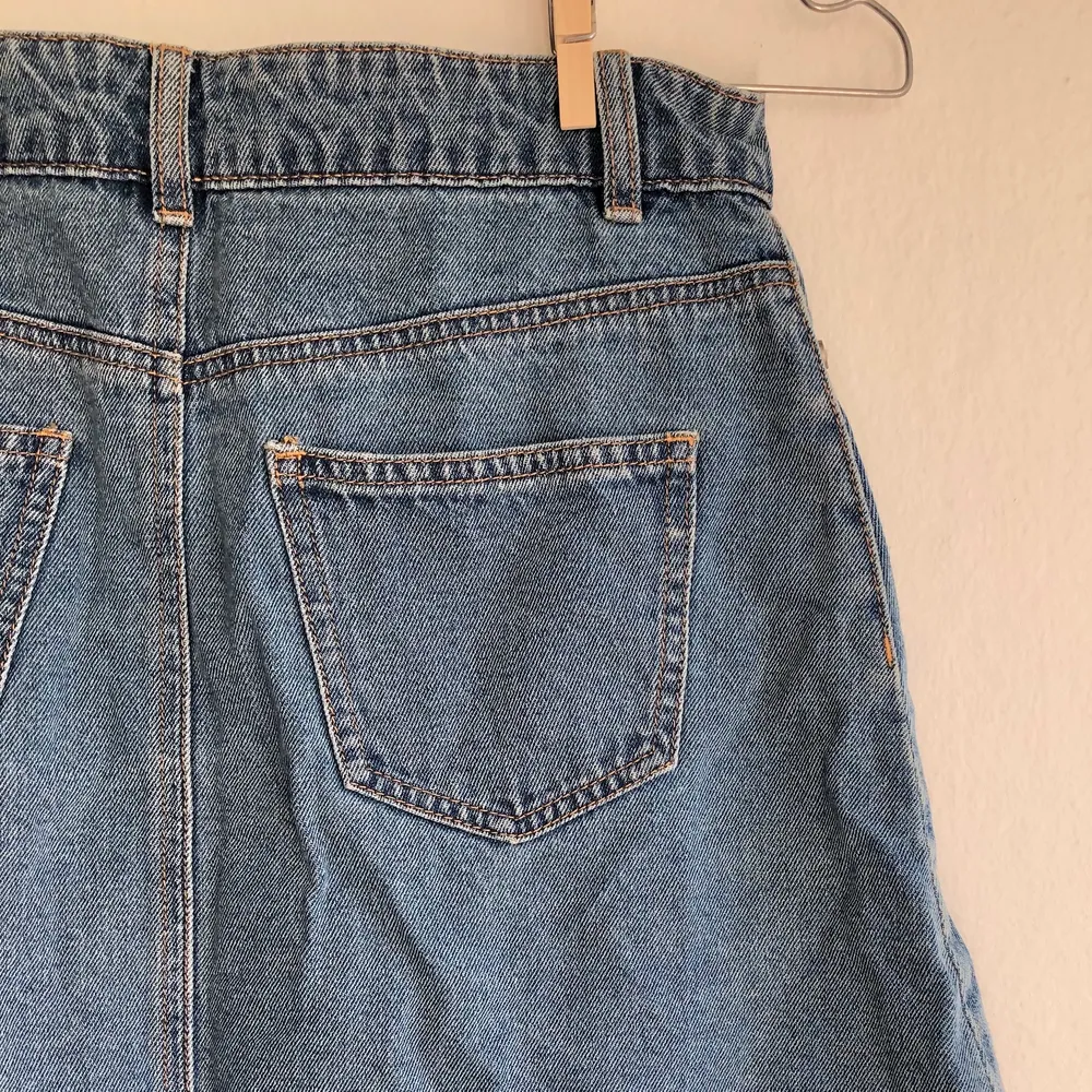 Denim skirt with buttons in the front // Never used!. Kjolar.
