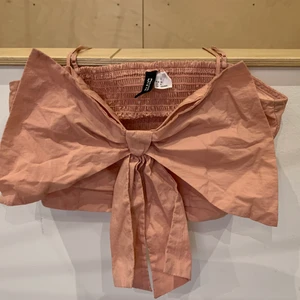 Liten rosett formad topp - Super söt babyrosa topp med stor rosett som sitter tight och bra 🎀 