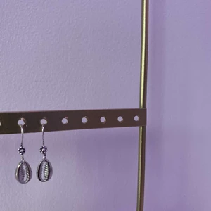 örhängen  - Nu släpper vi ett par jättesnygga örhängen, man kan köpa dem i två storlekar🤍🤍skriv i dm om du är intresserad 