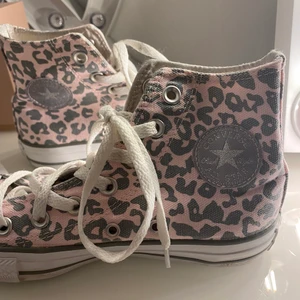 Converse skor - Säljer dessa jättefina converse skor med leopardmönster. Säljer pga att de är lite för små för mig. Sparsamt använda