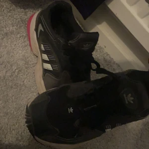 Adidas skor - Höga adidas skor som är i bra skick.