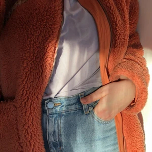 Weekday Jacket Size S - Weekday favorite - this nice teddy jacket is perfect for the fall. Quite generous in size, I am more of a M/L and can wear this S with no problem🕺🏼 the color is best captured in the first photo✨ the shipping cost is estimated and may be different if shipped. write if any questions or more photos 