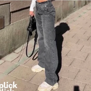 Zara jeans - Skit snygga zara jeans full length. Använda mycket men är i jätte bra skick. Jag har dragit igenom en resår i midjan som inte är fastsydd utan som man kan justera själv om jeansen är för stora i midjan, vilket de är på mig. Resårbandet går att dra ut jätte enkelt! Kan dra ut det innan postningen om det önskas❤️ De är i full längd och jag är 178cm lång och de är långa på mig! Går enkelt att klippa då det inte är sydda längst ner:) 