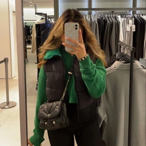 Väst - Säljer en väst från zara! Västen är gjord så att man kan välja om man vill bära den svart eller grön. Använd fåtal gånger! Storlek XS, skriv för fler frågor 💖