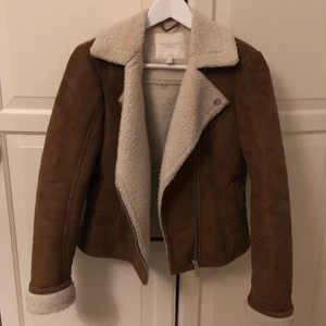 Jacka i mocka  - Jättefina jacka i väldigt bra skick. Använd några gånger men har en liknande så har ingen användning av den. Buda i kommentarerna, skriv för fler bilder elr för frågor💕