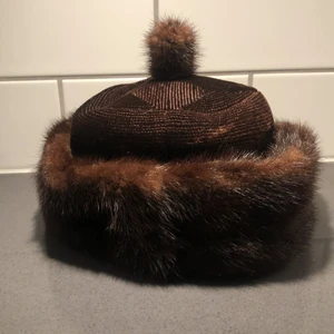 Äkta mink mössa - Älskar denna mink mössa jag ärvde ifrån min mormor! Är otroligt bra skick och välbevarad! Mössan är dock liten i storlek, så har du ett mindre huvud eventuellt ett barn så skulle denna vara perfekt för hen!🥰