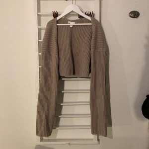 Stickad kofta - Mycket fin kofta från H&M. Inte riktigt min stil och kom därmed inte till användning. Samma kofta som Emelie feola har på sig på bild två.