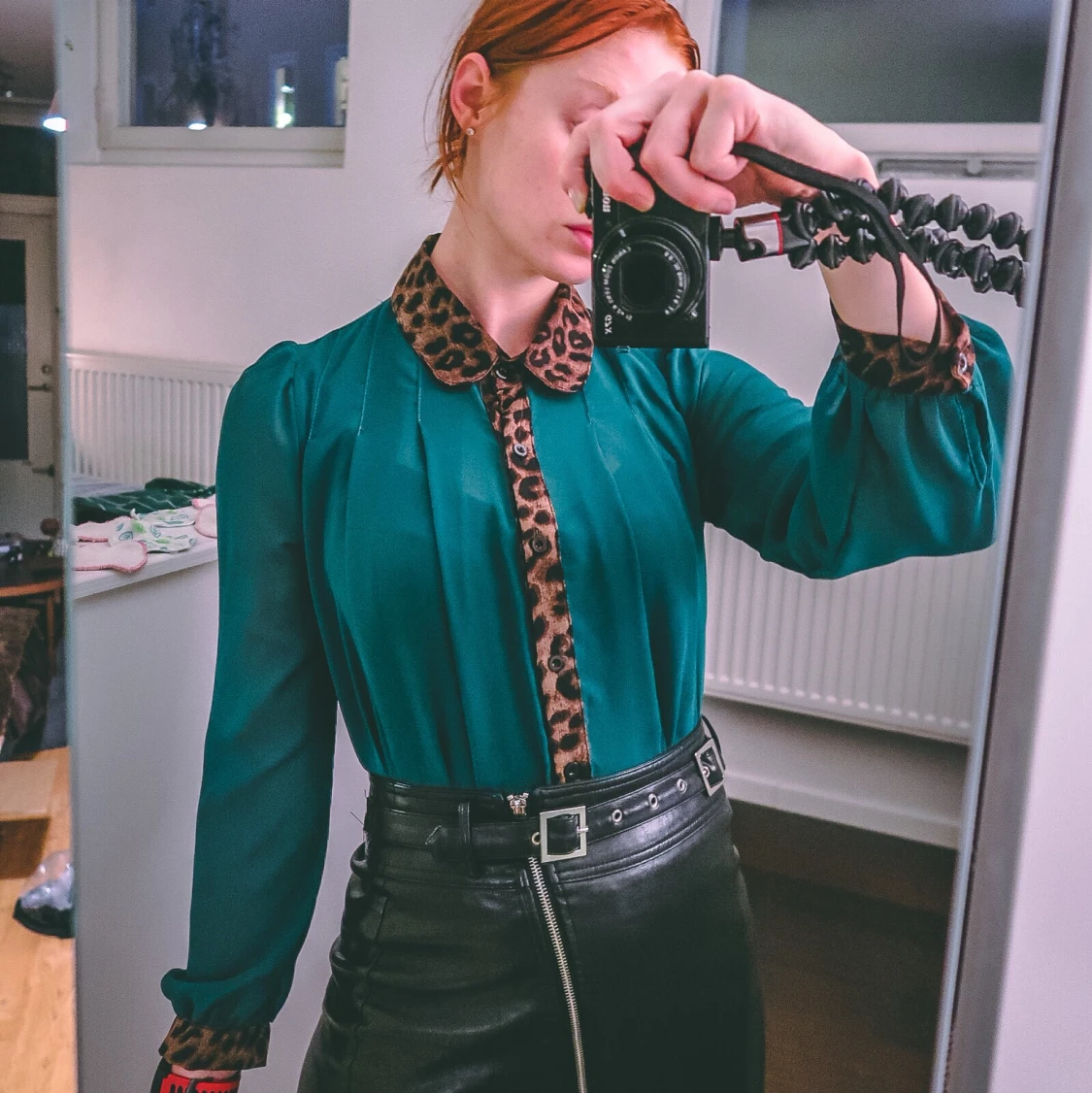 Grön skjorta med leopardmönstrad krage
