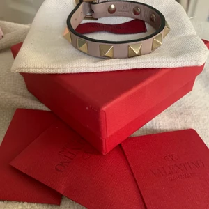 Valetino amrband  - Säljer mitt fina och sparsamt använda valetino armband i en ljusrosa/beige färg. Använd fåtal gånger så bra skick. Allt på bilden medföljer hör av dig om du vill ha fler bilder💓