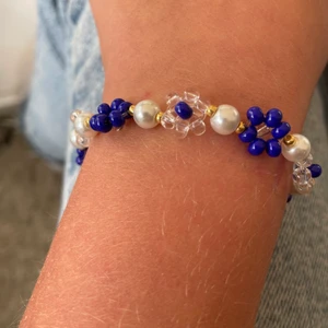 Armband med vita och blå pärlor med bra - Jätte bra skick köpte det förra året och har använts 1 gång med bra strech 