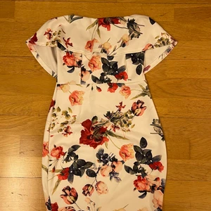 offshoulder klänning - är i gott skick, framhäver ens kurvor jätte bra 