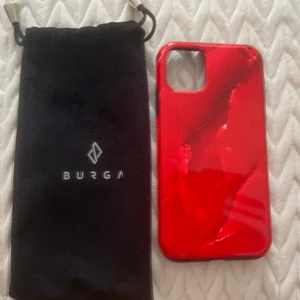 Skal till IPhone 11 - Mobilskal för IPhone 11 från märket Burga. Aldrig använt. 50kr. Finns fler på min sida, kan få paketpris och frakt i samma.